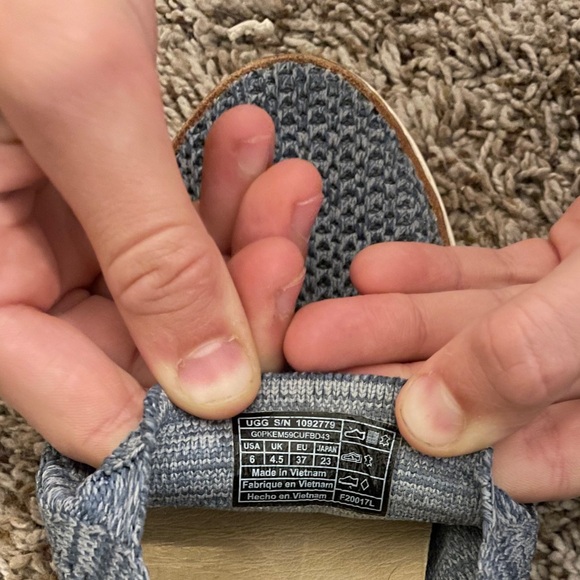 Women’s 6 Ugg Loafers in blue - Picture 5 of 6